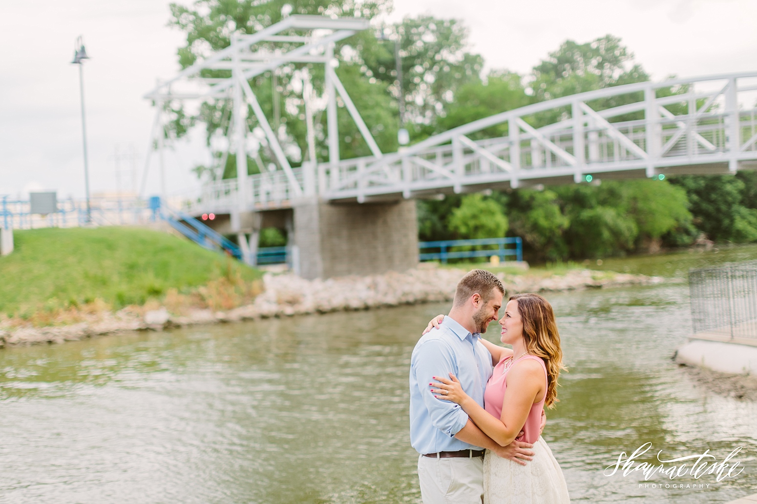 wisconsin-wedding-photographer-carly-justin-engagement-session-along-the-riverside-114