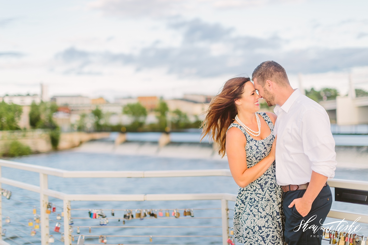 wisconsin-wedding-photographer-carly-justin-engagement-session-along-the-riverside-170