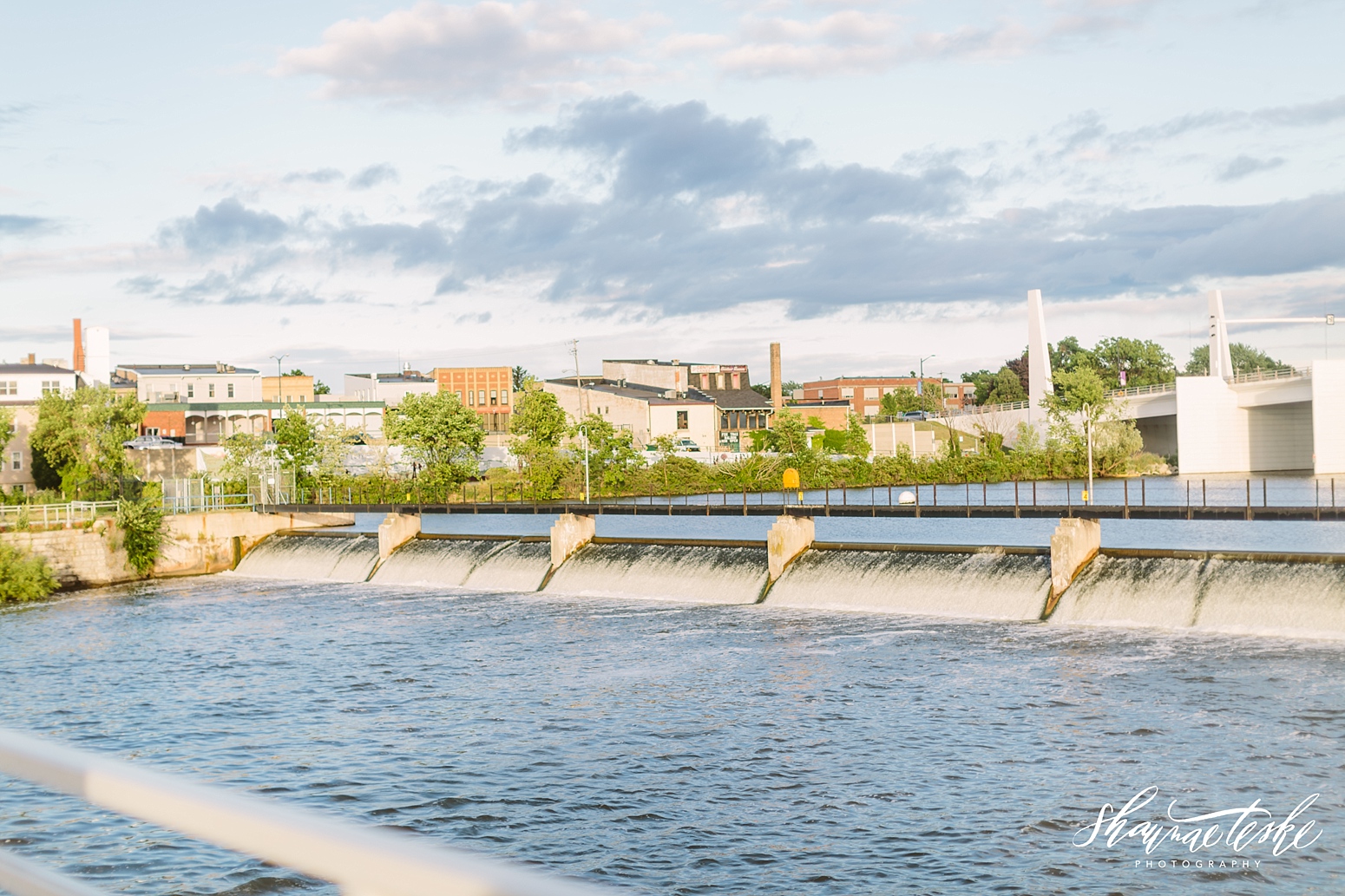wisconsin-wedding-photographer-carly-justin-engagement-session-along-the-riverside-172