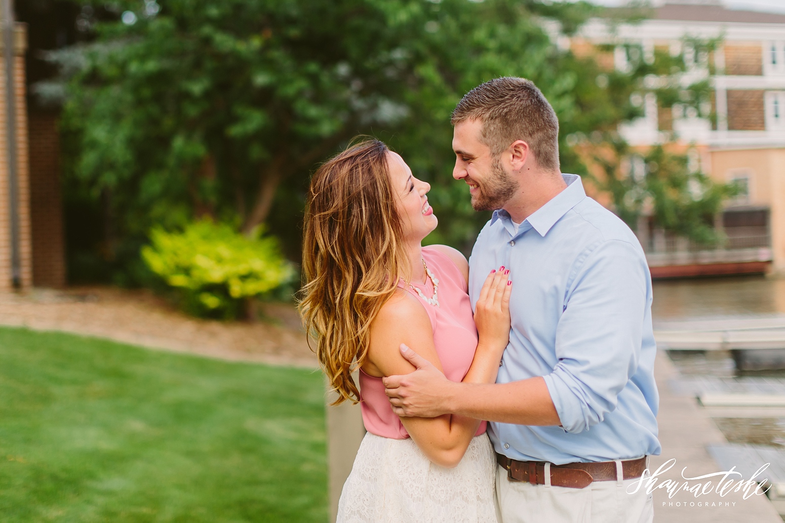 wisconsin-wedding-photographer-carly-justin-engagement-session-along-the-riverside-65
