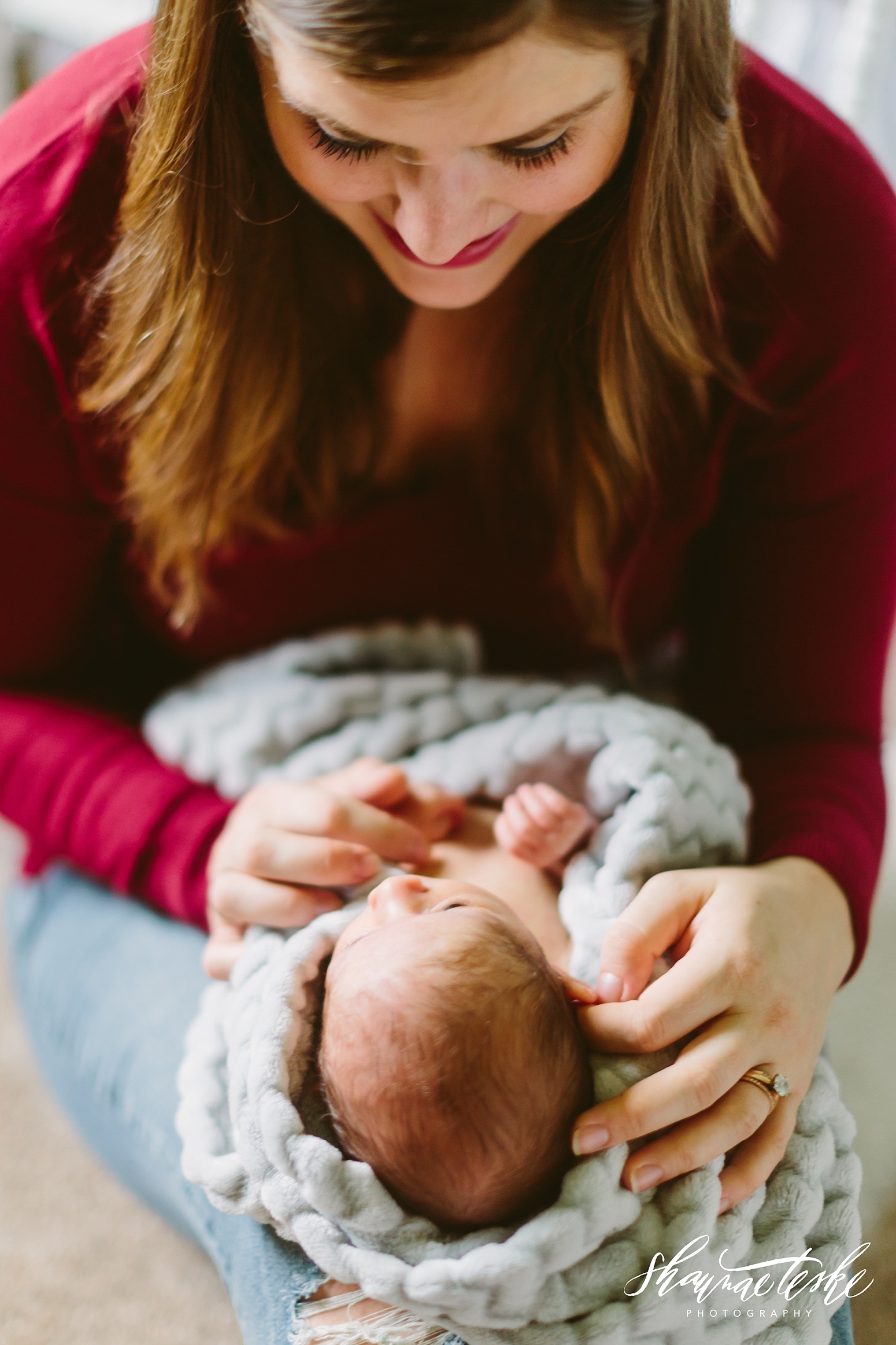 wisconsin-newborn-photographer-shaunae-teske-at-home-session-rosie-tara-93